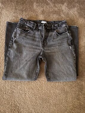 Good American Slim Straight Jeans in Washed Charcoal
